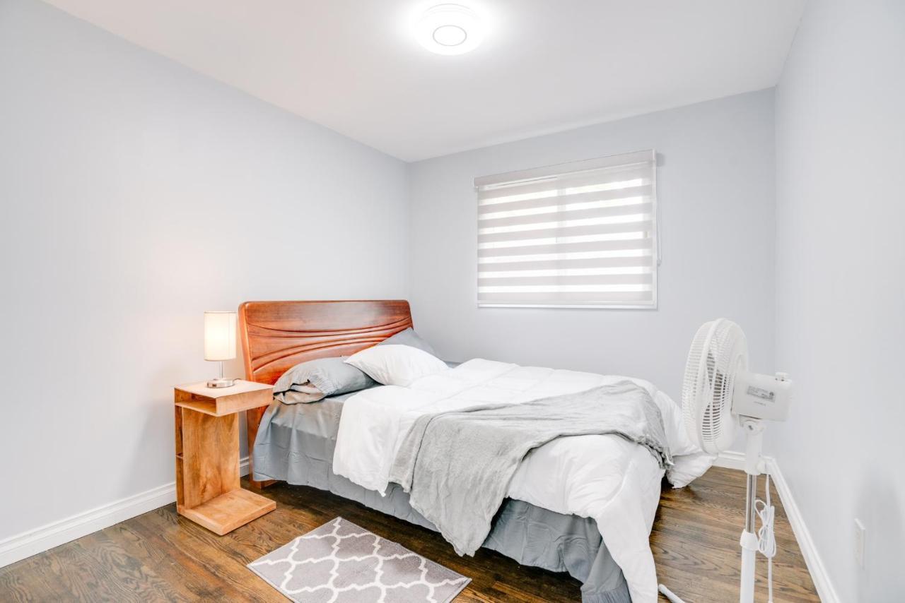 Furnished Family Near Toronto - Great Location Game - Backyard - Parking & Self Checkin Villa