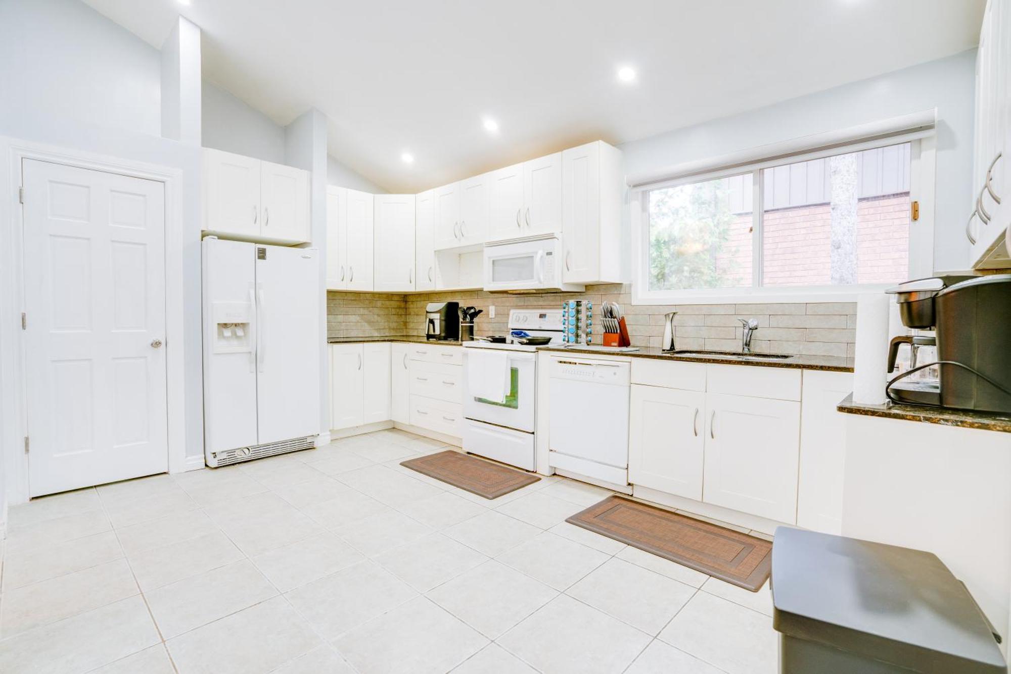 Villa Furnished Family Near Toronto - Great Location Game - Backyard - Parking & Self Checkin